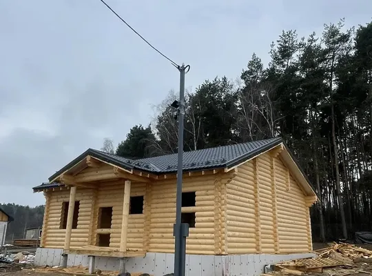 Дом из бревна на свайном фундаменте, 2026